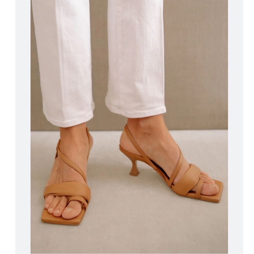 Alohas Asymmetric Straps Camel Leather Sandal